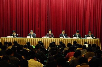 营造不敢腐、不能腐、不想腐氛围，不断把卫生计生反腐倡廉建设引向深入
