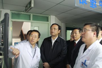 卫生部副部长王国强到甘肃省二院视察中医药工作