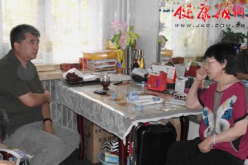 北京小汤山医院院长平昭深入老职工家中虚心听取意见和建议