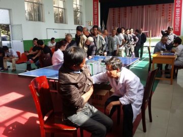 省荣复军人第二医院赴渭南为优抚对象送医送药