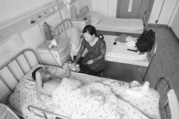 扶梯间钢板断裂 15岁男孩被割断五根脚筋