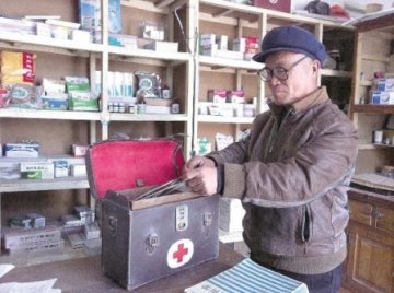乡村医生现状调查：月入100余元 靠种田维持生计