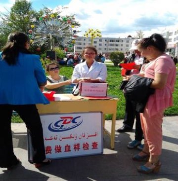 新疆阿勒泰地区青河县疾控中心利用“胡尔曼别克文化艺术节”开展防治艾滋病宣传
