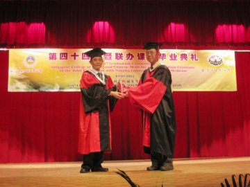 吴勉华校长应邀访问新加坡