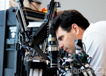 科学家研制出新型手术机器人可实现远程手术