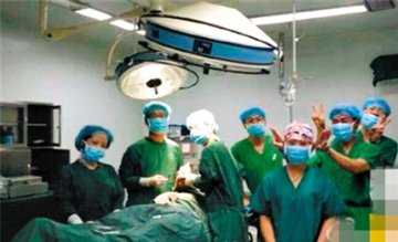 医身手术室内摆V手势玩自拍 网友：操守在哪里