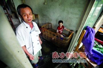 男子收养残疾弃婴11年致妻离子散
