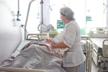 高清：直击年轻母亲剖腹产分娩全过程