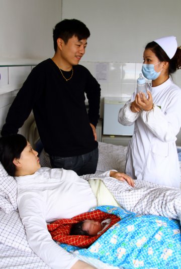 淮北保健院护士对产妇家属进行一对一健康嘱咐