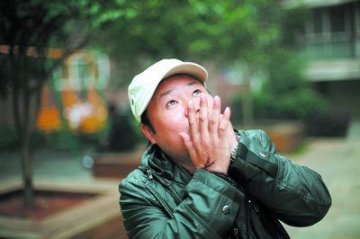 男子因学狗叫太逼真招狗咬