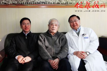 北京积水潭医院院长田伟和党委书记辛有清慰问王澍寰院士