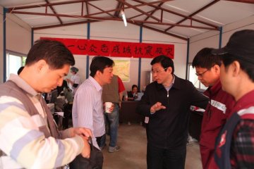 梁东明一行在四川芦山地震灾区继续开展工作