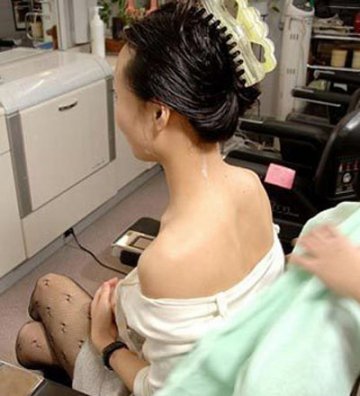 实拍美女美容院刮毛全过程