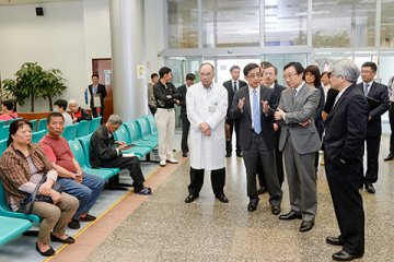 谭俊荣勉励政府医务管理人员坚韧进取 今年目标招聘529名医护人员