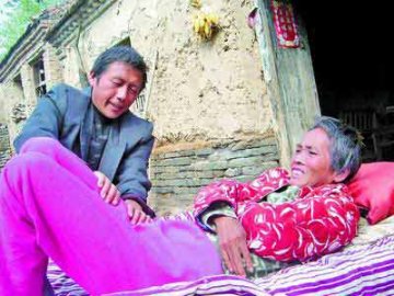 村民每天拉植物人妻子双腿700次将其唤醒