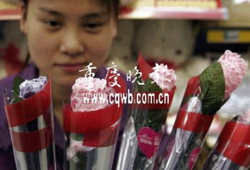 商家将内裤卷成玫瑰花作情人节礼物