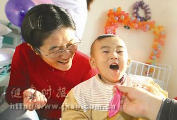 国内首例婴儿原位心脏移植患者度过“周岁”生日