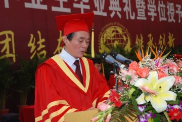 我校隆重举行2009届本科毕业生毕业典礼暨学位授予仪式