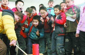 小学开设燃放爆竹课 教师亲自示范