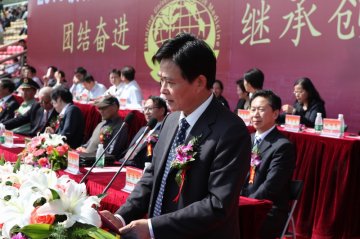 我校隆重举行2010级新生开学典礼暨军训汇报表演