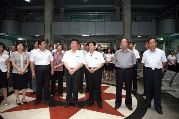 陈竺部长在包头市视察：公立医疗机构要落实公益性责任