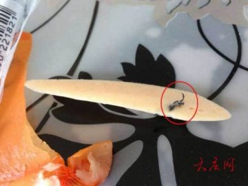 消费者投诉双汇鱼肉肠吃出异物 厂方确认是线头