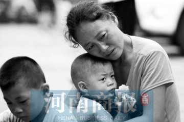 男子患癌花光家中积蓄 残疾妻子欲卖子救夫