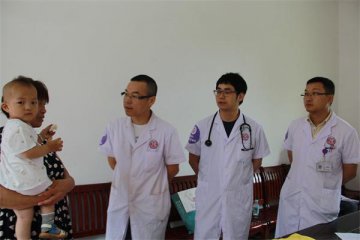 省人民医院专家来慈利县福利院为病残孤儿做医学筛查