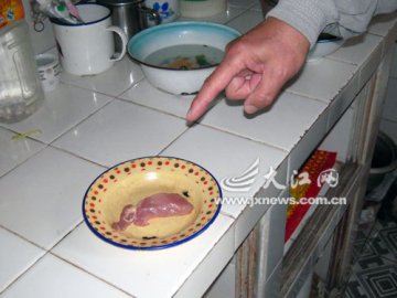 居民买到“夜光肉” 疑猪饲料含磷超标所致