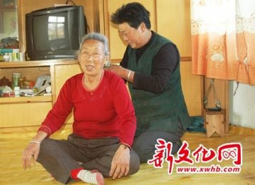 儿媳照顾婆婆44年丈夫去世后带其改嫁