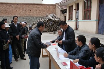 夏河县发放2011年第一批城市居民大病医疗救助金