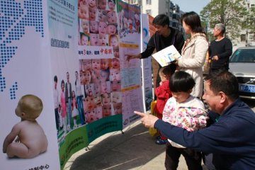 新闻组照：保定开展预防接种日主题宣传活动
