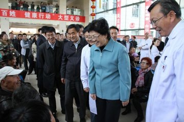 李斌在黑龙江双城参加义诊活动时要求——巩固医改成果 服务百姓健康