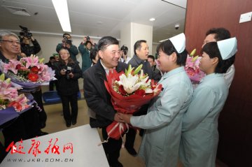 卫生部领导春节前夕慰问北京大学第三医院一线医务人员