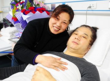 妻子卖艺9年为夫治病 相约捐赠遗体