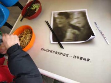 北大食堂餐桌贴公益广告 创意主要来自学生