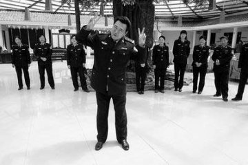 郑州民警做幼儿游戏缓减心理压力