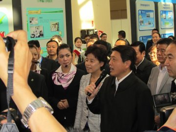 刘伟平通过远程会诊平台与基层医院对接通话