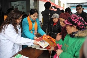 重庆市多部门合作结核病健康促进三下乡活动到黔江