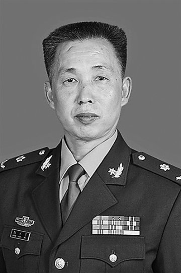 中医专家陈永华采用口服中药与针灸理疗法——为病人消除皮肤瘙痒