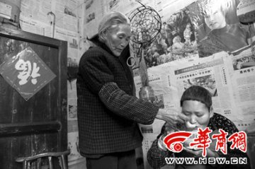 母亲不忍弃自小患癫痫病女儿 坚持照顾57年