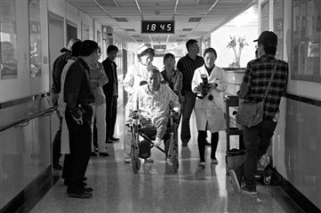 锯腿男子入院免费治疗 医院：非绝症暂无生命危险