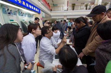 山西医科大学第一医院举办“世界帕金森病日”义诊活动