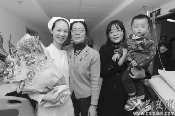 网友赞“最美护士”3次人工呼吸救活街头休克女