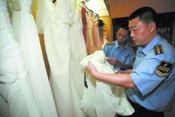 女子穿完婚纱瘙痒难忍 影楼婚纱抽检卫生不达标