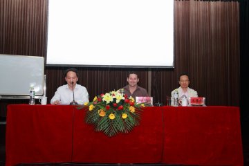 澳洲著名演讲家DonElgin先生和王德元先生在我校作“成功人生的八大秘诀”讲座