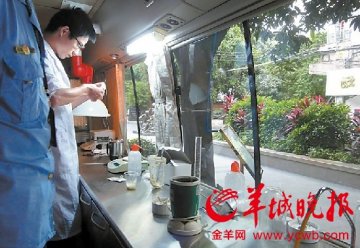 食品快检车出没广州街头 