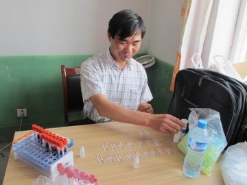 中国疾控中心专家在甘肃省包虫病区复查病例并指导应用新检测方法