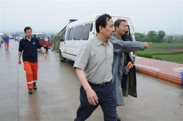 王宇主任等领导冒雨为队员们搭建帐篷
