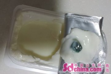 光明酸奶现绿色胶状物 厂家称因保存温度不当
